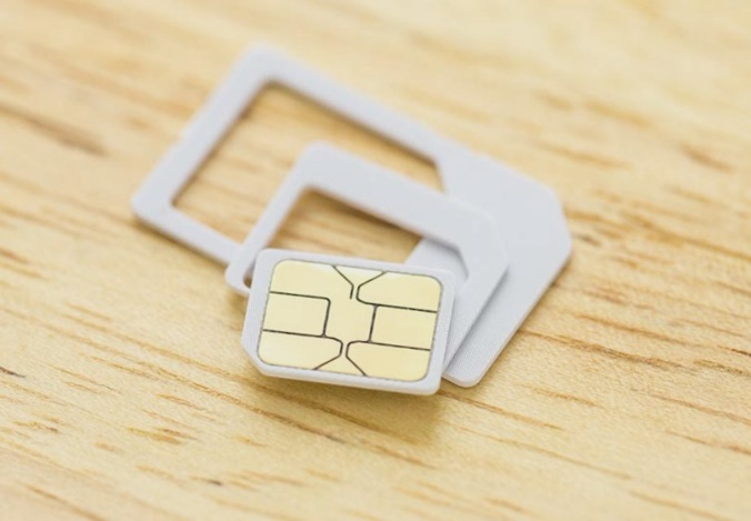 ¿Cómo colocar una SIM card pequeña en una ranura grande?